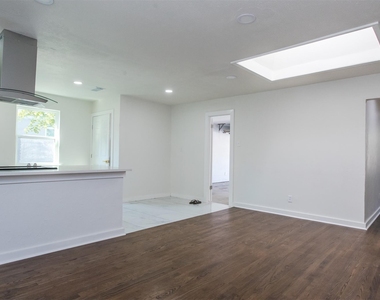 1219 Cloverdale Drive - Photo Thumbnail 4