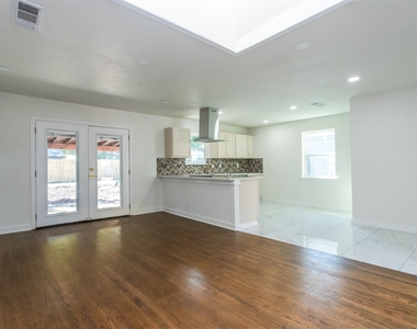 1219 Cloverdale Drive - Photo Thumbnail 5