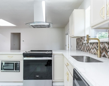 1219 Cloverdale Drive - Photo Thumbnail 3
