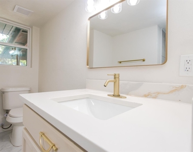 1219 Cloverdale Drive - Photo Thumbnail 10