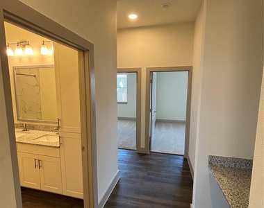 2036 Oak Grove - Photo Thumbnail 14