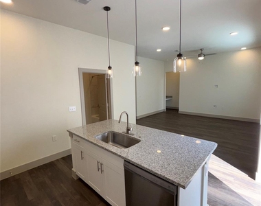 2036 Oak Grove - Photo Thumbnail 3