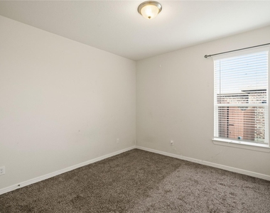 560 Pendennis Drive - Photo Thumbnail 20