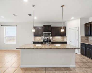 560 Pendennis Drive - Photo Thumbnail 7