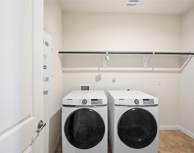 560 Pendennis Drive - Photo Thumbnail 24