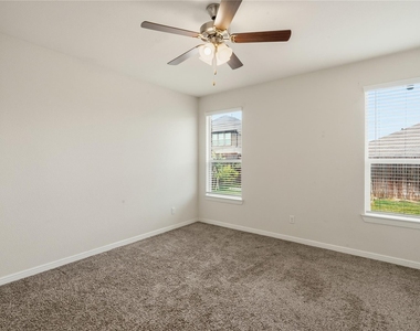 560 Pendennis Drive - Photo Thumbnail 14