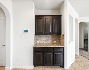 560 Pendennis Drive - Photo Thumbnail 11