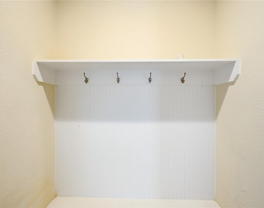 560 Pendennis Drive - Photo Thumbnail 23