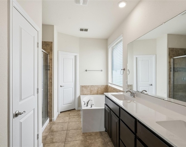 560 Pendennis Drive - Photo Thumbnail 15