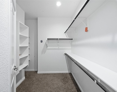 560 Pendennis Drive - Photo Thumbnail 17