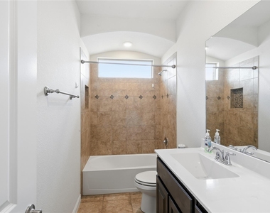 560 Pendennis Drive - Photo Thumbnail 21