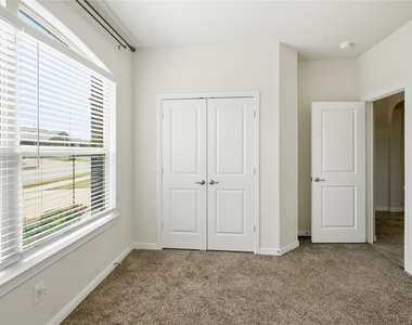 560 Pendennis Drive - Photo Thumbnail 18