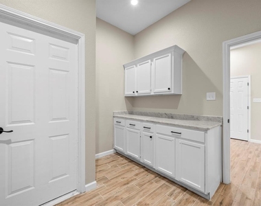 894 Tate Street - Photo Thumbnail 15