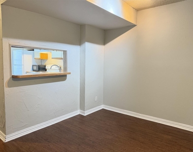 740 W Collins Street - Photo Thumbnail 4
