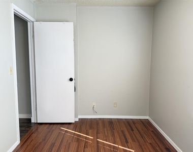 740 W Collins Street - Photo Thumbnail 15