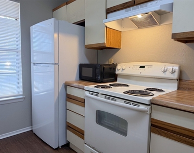 740 W Collins Street - Photo Thumbnail 7