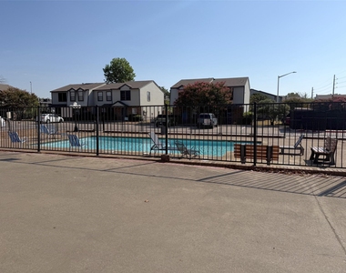 740 W Collins Street - Photo Thumbnail 23