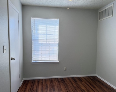 740 W Collins Street - Photo Thumbnail 18