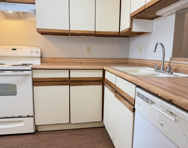 740 W Collins Street - Photo Thumbnail 5