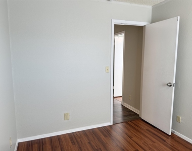 740 W Collins Street - Photo Thumbnail 17