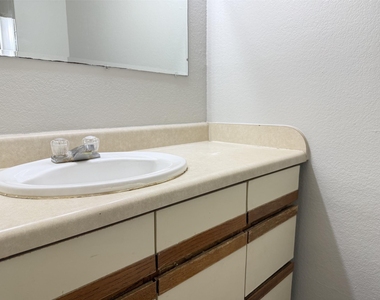 740 W Collins Street - Photo Thumbnail 11