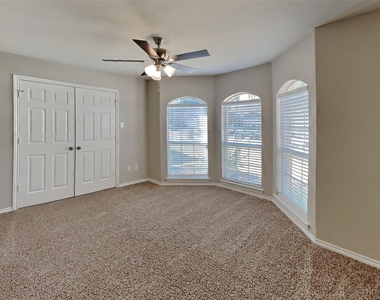 1121 Springwood Drive - Photo Thumbnail 10