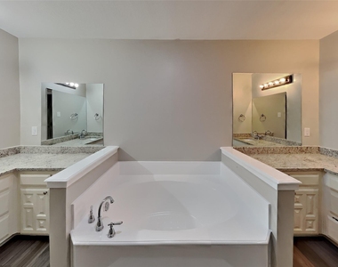 1121 Springwood Drive - Photo Thumbnail 8
