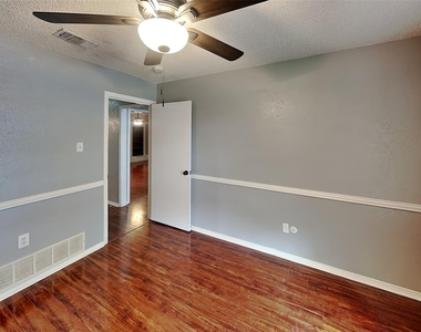 305 Bremen Drive - Photo Thumbnail 12