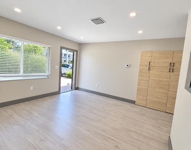 1623 Ne 3rd Avenue - Photo Thumbnail 6