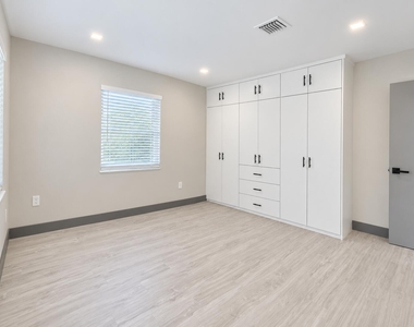 1621 Ne 3rd Avenue - Photo Thumbnail 2