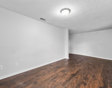 521 Ruth Street - Photo Thumbnail 4