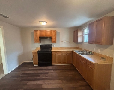 521 Ruth Street - Photo Thumbnail 6