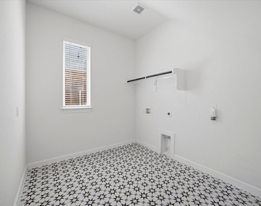 1815 Navarre Way - Photo Thumbnail 6