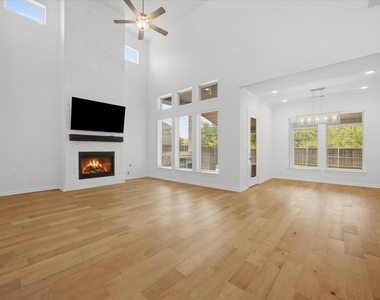 1815 Navarre Way - Photo Thumbnail 8