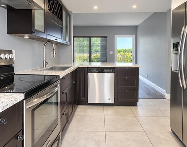 1028 Sw 15th Terrace - Photo Thumbnail 2