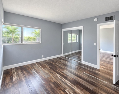 1028 Sw 15th Terrace - Photo Thumbnail 5
