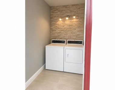 1028 Sw 15th Terrace - Photo Thumbnail 6
