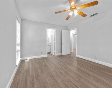 901 Wandering Way Drive - Photo Thumbnail 14