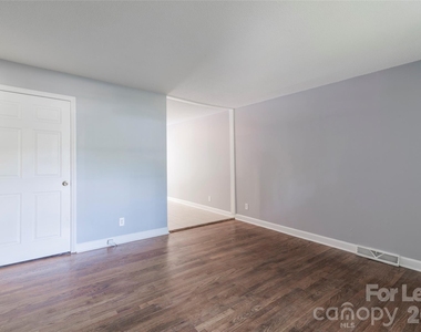3331 Erskine Drive - Photo Thumbnail 3