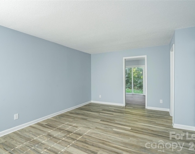 300 E Charlotte Avenue - Photo Thumbnail 8