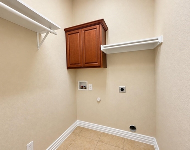 1572 Barksdale Drive - Photo Thumbnail 4