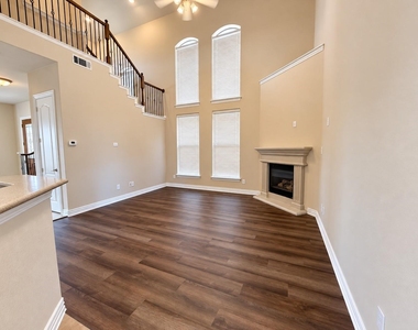 1572 Barksdale Drive - Photo Thumbnail 8