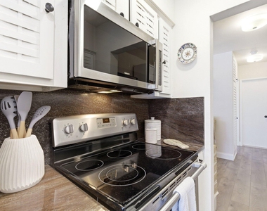 3232 Canal Drive - Photo Thumbnail 7