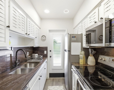3232 Canal Drive - Photo Thumbnail 4