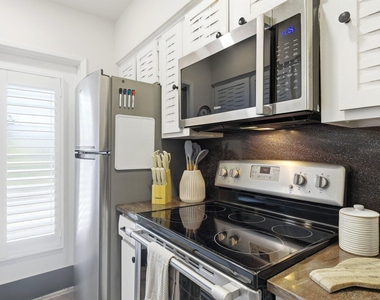 3232 Canal Drive - Photo Thumbnail 5