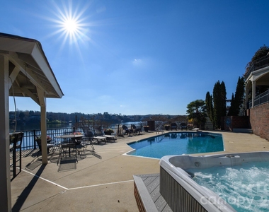 121 Pleasant Pointe Drive - Photo Thumbnail 2