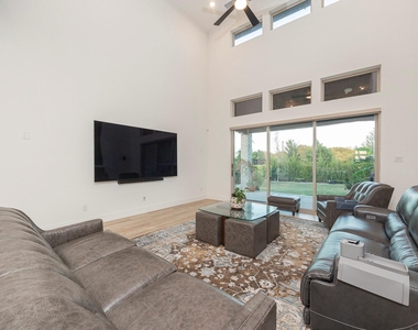 1670 Mcmaster Lane - Photo Thumbnail 15