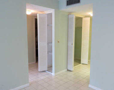 470 Executive Center Drive - Photo Thumbnail 4