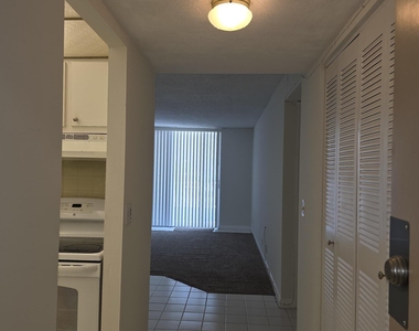 470 Executive Center Drive - Photo Thumbnail 7
