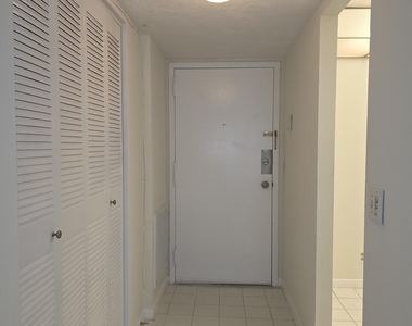 470 Executive Center Drive - Photo Thumbnail 3